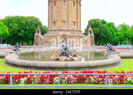 Le château d'eau à Mannheim, en Allemagne, avec de grands arbres en arrière-plan avec des fleurs de jardin Banque D'Images