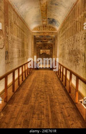 Couloir du tombeau, sarcophage en arrière-plan, tombe de Ramsès IV, KV2, Vallée des Rois, Thèbes antiques, site du patrimoine mondial de l'UNESCO, Louxor, Égypte, Banque D'Images