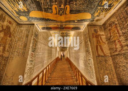 Reliefs de plafond avec marches descendantes du couloir, tombeau de Ramsès V et VI, KV9, Vallée des Rois, Thèbes antiques, site du patrimoine mondial de l'UNESCO, Louxor, Banque D'Images