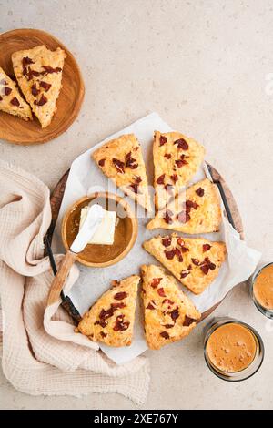 Scones anglais. Scones fraîchement cuits avec des saupoudres de cheddar et de parmesan pour le petit déjeuner. Vue de dessus. Banque D'Images