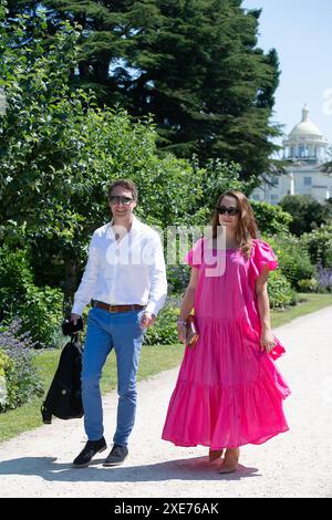 Stoke Poges, Royaume-Uni. 26 juin 2024. Les clients arrivant au deuxième jour du Boodles Tennis au Stoke Park à Stoke Poges, Buckinghamshire. Crédit : Maureen McLean/Alamy Live News Banque D'Images