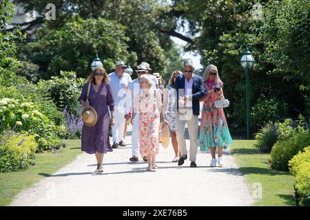 Stoke Poges, Royaume-Uni. 26 juin 2024. Les clients arrivant au deuxième jour du Boodles Tennis au Stoke Park à Stoke Poges, Buckinghamshire. Crédit : Maureen McLean/Alamy Live News Banque D'Images