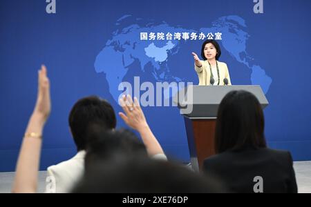 Pékin, Chine. 26 juin 2024. Zhu Fenglian, porte-parole du Bureau des affaires de Taïwan du Conseil d'État, répond aux questions lors d'une conférence de presse régulière à Pékin, capitale de la Chine, le 26 juin 2024. Crédit : Chen Yehua/Xinhua/Alamy Live News Banque D'Images