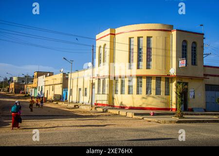 Bâtiment art déco italien à Dekemhare le long de la route d'Asmara à Qohaito, Erythrée, Afrique Banque D'Images