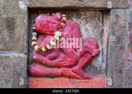 Figure sculptée dans le mur de pierre, Temple Kamakhya, Guwahati, Assam, Inde, Asie Banque D'Images