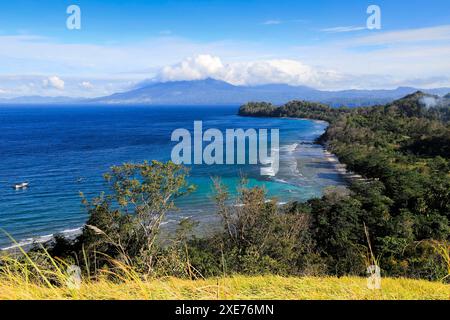 Vue au sud de la plage de Paal et de la réserve naturelle de Tangkoko au-delà de Pulisan Resort et de la plage ci-dessous, Pulisan, Minahasa Highlands, North Sulawesi, Indonesi Banque D'Images