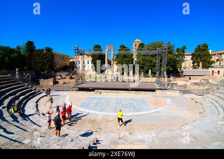 Un groupe de touristes visite les ruines romaines à Arles, une ville sur le Rhône, Arles, Bouches-du-Rhône, Provence, France, Europe Banque D'Images