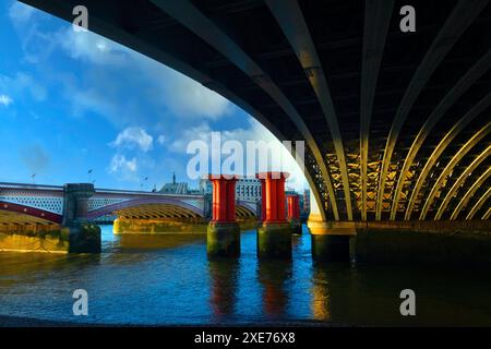 Le dessous du pont Blackfriars sur la rive sud de la Tamise, Londres, Angleterre, Royaume-Uni, Europe Banque D'Images