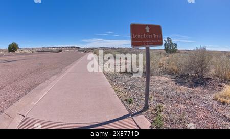 Un panneau le long de la route principale indiquant le chemin vers le long Logs Trail, et Agate House, Petrified Forest National Park, Arizona, États-Unis d'Amérique Banque D'Images