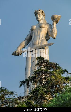 Tbilissi, Géorgie - 8 juin 2024 : le Kartlis Deda ou la mère de Kartli à Tbilissi, Géorgie. Statue du sculpteur géorgien Elguja Amashukeli. Banque D'Images