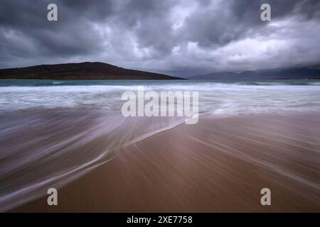 Ciel orageux au-dessus de l'île de Taransay depuis Luskentyre Beach, île de Harris, Hébrides extérieures, Écosse, Royaume-Uni, Europe Banque D'Images
