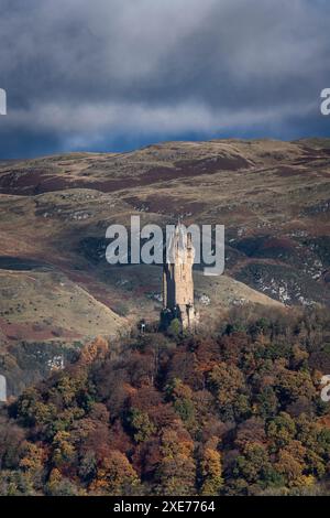 Le National Wallace Monument sur Abbey Craig soutenu par les Ochil Hills en automne, Stirling, Stirlingshire, Écosse, Royaume-Uni, Europe Banque D'Images