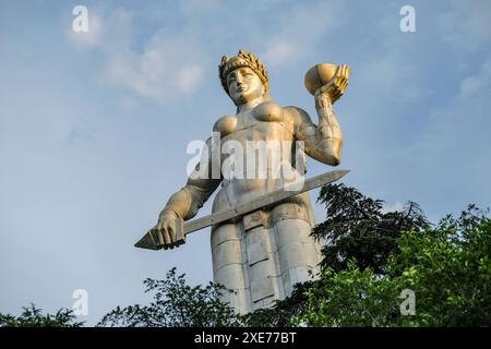 Tbilissi, Géorgie - 8 juin 2024 : le Kartlis Deda ou la mère de Kartli à Tbilissi, Géorgie. Statue du sculpteur géorgien Elguja Amashukeli. Banque D'Images