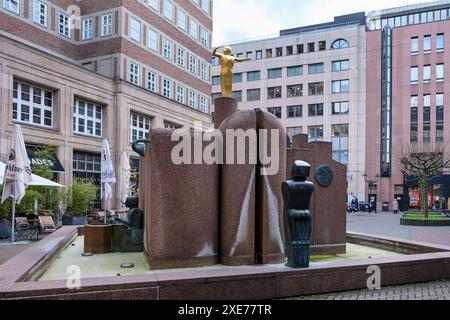 Vue de la Musikbrunnen, fontaine construite en métal, marbre et granit située dans une cour derrière Wilhelm Marx Haus, Dusseldorf, Allemagne Banque D'Images