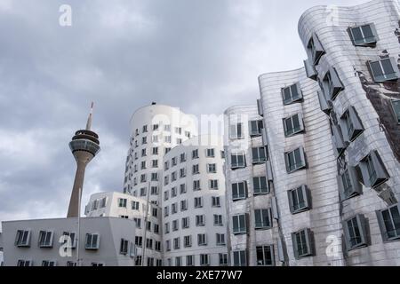 Vue du Neuer Zollhof, avec la tour de télécommunications Rheinturm (Tour du Rhin) en arrière-plan, Dusseldorf, Rhénanie du Nord Westphalie, Allemagne Banque D'Images