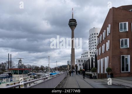 Vue du Neuer Zollhof, avec la tour de télécommunications Rheinturm (Tour du Rhin) en arrière-plan, Dusseldorf, Rhénanie du Nord Westphalie, Allemagne Banque D'Images