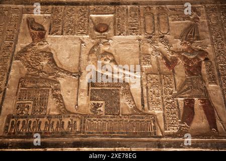 Reliefs du Dieu Horus à gauche, avec la déesse Hathor au centre et Pharaon à droite, Sanctuaire, Temple de Hathor, Dendera, Qena, Egypte, Afrique du Nord Banque D'Images