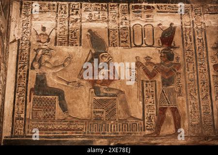 Reliefs de la déesse Hathor à gauche avec Dieu Horus au milieu, et Pharaon à droite, Sanctuaire, Temple de Hathor, Dendera, Qena, Égypte Banque D'Images