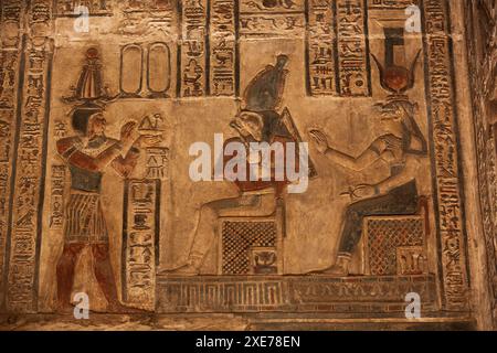 Reliefs de Pharaon à gauche, Dieu Horus au centre, et la déesse Hathor à droite, Sanctuaire, Temple de Hathor, Dendera, Qena, Égypte, Afica du Nord, Afrique Banque D'Images