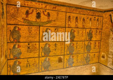 Babouins et bateau de Toutankhamon à l'au-delà, mur ouest, chambre funéraire, tombeau de Toutankhamon (roi Tut), KV62, Vallée des Rois, Louxor Banque D'Images