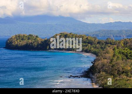 Vue sud de Pulisan à Paal Beach et promontoire avec le parc national de Tangkoko au-delà, Pulisan, North Minahasa Highlands, North Sulawesi, Indonésie Banque D'Images