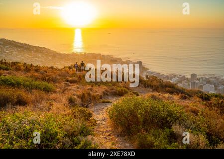 Couple regardant le coucher du soleil sur Bantry Bay de signal Hill, Cape Town, Western Cape, Afrique du Sud, Afrique Banque D'Images