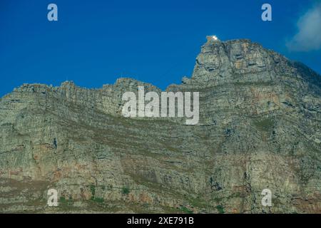 Vue de table Mountain, réserve naturelle de table Mountain depuis camps Bay, Cape Town, Western Cape, Afrique du Sud, Afrique Banque D'Images