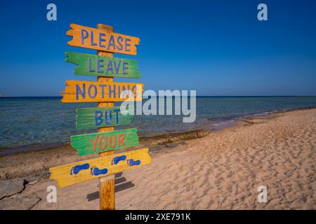 Vue de la lecture du panneau S'il vous plaît ne laissez rien mais vos empreintes sur la plage, Sahl Hasheesh, Hurghada, Gouvernorat de la mer Rouge, Egypte, Afrique du Nord, Afrique Banque D'Images