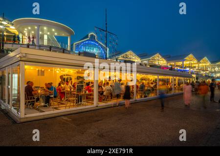 Vue des restaurants dans le front de mer au crépuscule, Cape Town, Western Cape, Afrique du Sud, Afrique Banque D'Images