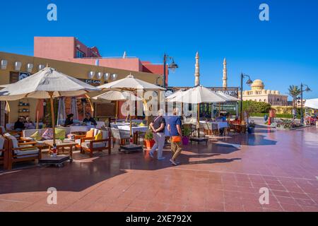 Vue de café et restaurant à Hurghada Marina et Al Mina Mosquée en arrière-plan, Hurghada, Gouvernorat de la mer Rouge, Egypte, Afrique du Nord, Afrique Banque D'Images