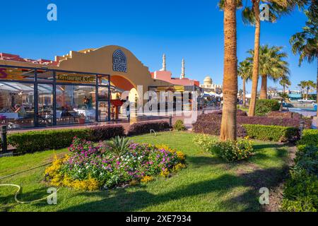 Vue de café et restaurant à Hurghada Marina et Al Mina Mosquée en arrière-plan, Hurghada, Gouvernorat de la mer Rouge, Egypte, Afrique du Nord, Afrique Banque D'Images