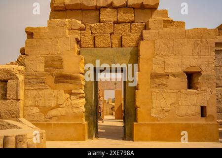 Vue du complexe du temple de Karnak, site du patrimoine mondial de l'UNESCO, près de Louxor, Thèbes, Egypte, Afrique du Nord, Afrique Banque D'Images