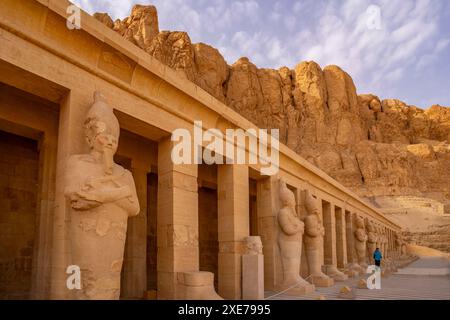 Vue du temple mortuaire d'Hatshepsout, site du patrimoine mondial de l'UNESCO, Deir el-Bahari, Thèbes, Egypte, Afrique du Nord, Afrique Banque D'Images