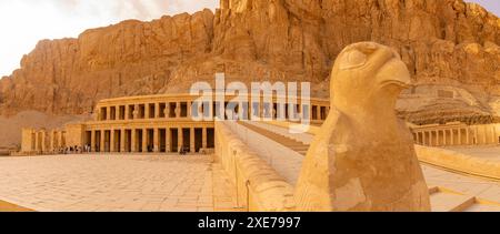 Vue du temple mortuaire d'Hatshepsout, site du patrimoine mondial de l'UNESCO, Deir el-Bahari, Thèbes, Egypte, Afrique du Nord, Afrique Banque D'Images