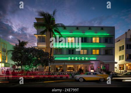 Architecture art déco d'Ocean Drive la nuit, South Beach, Miami, comté de Dade, Floride, États-Unis d'Amérique, Amérique du Nord Banque D'Images