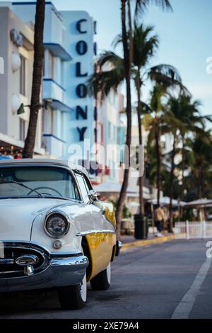 Oldsmobile Super 88 cabriolet garé devant l'hôtel Avalon, Ocean Drive, South Beach, Miami, Dade County, Floride, États-Unis d'Amérique Banque D'Images