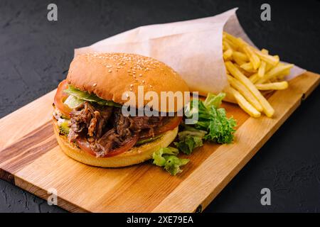 Hamburger de porc effiloché avec frites Banque D'Images