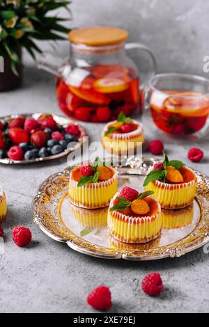 Mini cheesecake à l'abricot sous forme de muffins Banque D'Images