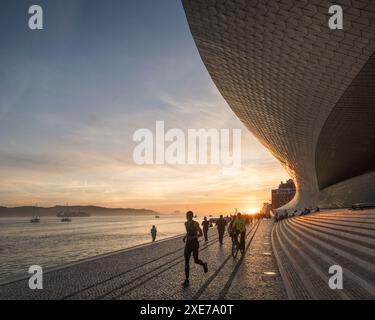 Le MAAT au coucher du soleil (Musée d'Art, architecture et technologie), bordant le Tage, Lisbonne, Portugal, Europe Banque D'Images