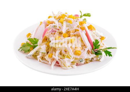 Salade avec maïs, bâtonnets de crabe, concombres, œufs et mayonnaise Banque D'Images