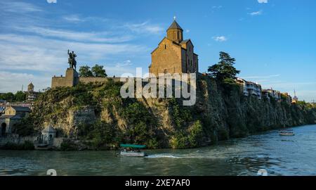 Tbilissi, Géorgie - 15 juin 2024 : L'église Metekhi de la Nativité de la mère de Dieu, connue simplement sous le nom de Metekhi, à Tbilissi, Géorgie. Banque D'Images