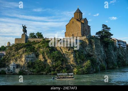 Tbilissi, Géorgie - 15 juin 2024 : L'église Metekhi de la Nativité de la mère de Dieu, connue simplement sous le nom de Metekhi, à Tbilissi, Géorgie. Banque D'Images