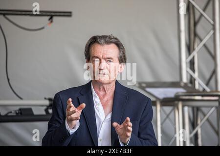 BROADCHALKE, WILTSHIRE, Royaume-Uni, 26 juin 2024, Feargal Sharkey parle de l'importance du Chalk Stream au Chalke History Festival, le principal festival d'histoire du Royaume-Uni. L’événement attire des centaines de milliers de passionnés d’histoire, dont des dizaines de milliers d’écoliers. Crédit John Rose/Alamy Live News Banque D'Images