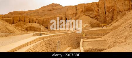 Vue des entrées de diverses tombes, Vallée des Rois, site du patrimoine mondial de l'UNESCO, Thèbes, Egypte, Afrique du Nord, Afrique Copyright : FrankxFell 844-343 Banque D'Images