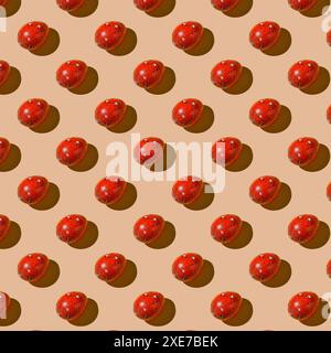 Motif de composition de Pâques. Oeufs rouges peints sur un fond beige. Banque D'Images