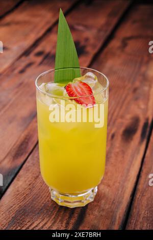 Cocktail mai tai avec ananas et rhum avec un morceau de fraise Banque D'Images