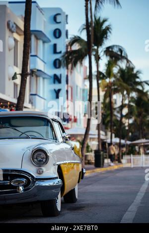 Oldsmobile Super 88 cabriolet garé devant l'hôtel Avalon, Ocean Drive, South Beach, Miami, Dade County, Floride, États-Unis d'Amérique, Banque D'Images