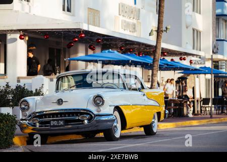 Oldsmobile Super 88 cabriolet garé devant l'hôtel Avalon, Ocean Drive, South Beach, Miami, Dade County, Floride, États-Unis d'Amérique, Banque D'Images