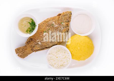 Porridge moldave traditionnel à base d'hominy et de poisson avec fromage de chèvre Banque D'Images