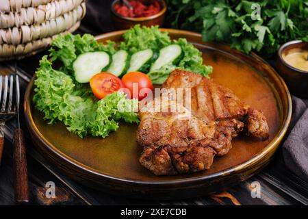 Steaks et légumes grillés dans l'assiette Banque D'Images